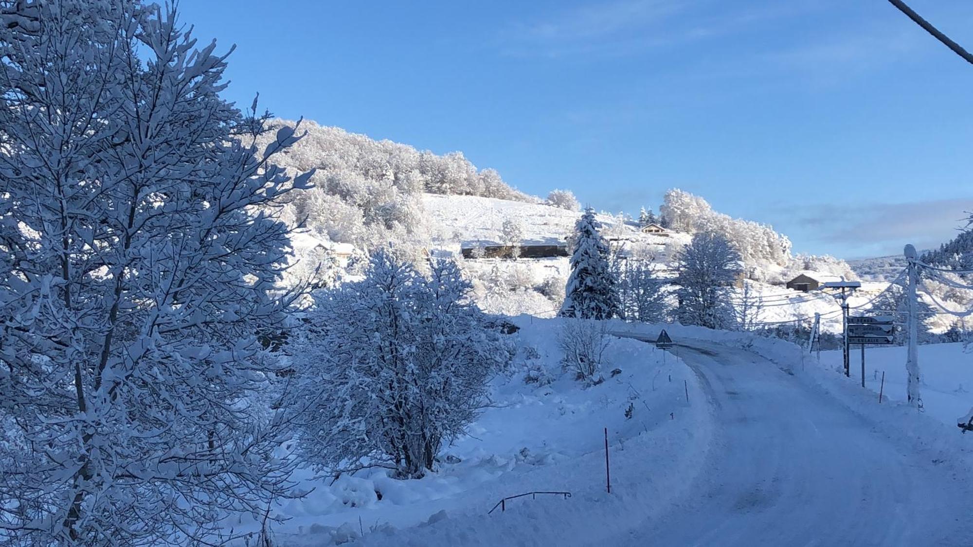 Gite en Ardèche en face de la rivière Usclades-et-Rieutord Extérieur photo
