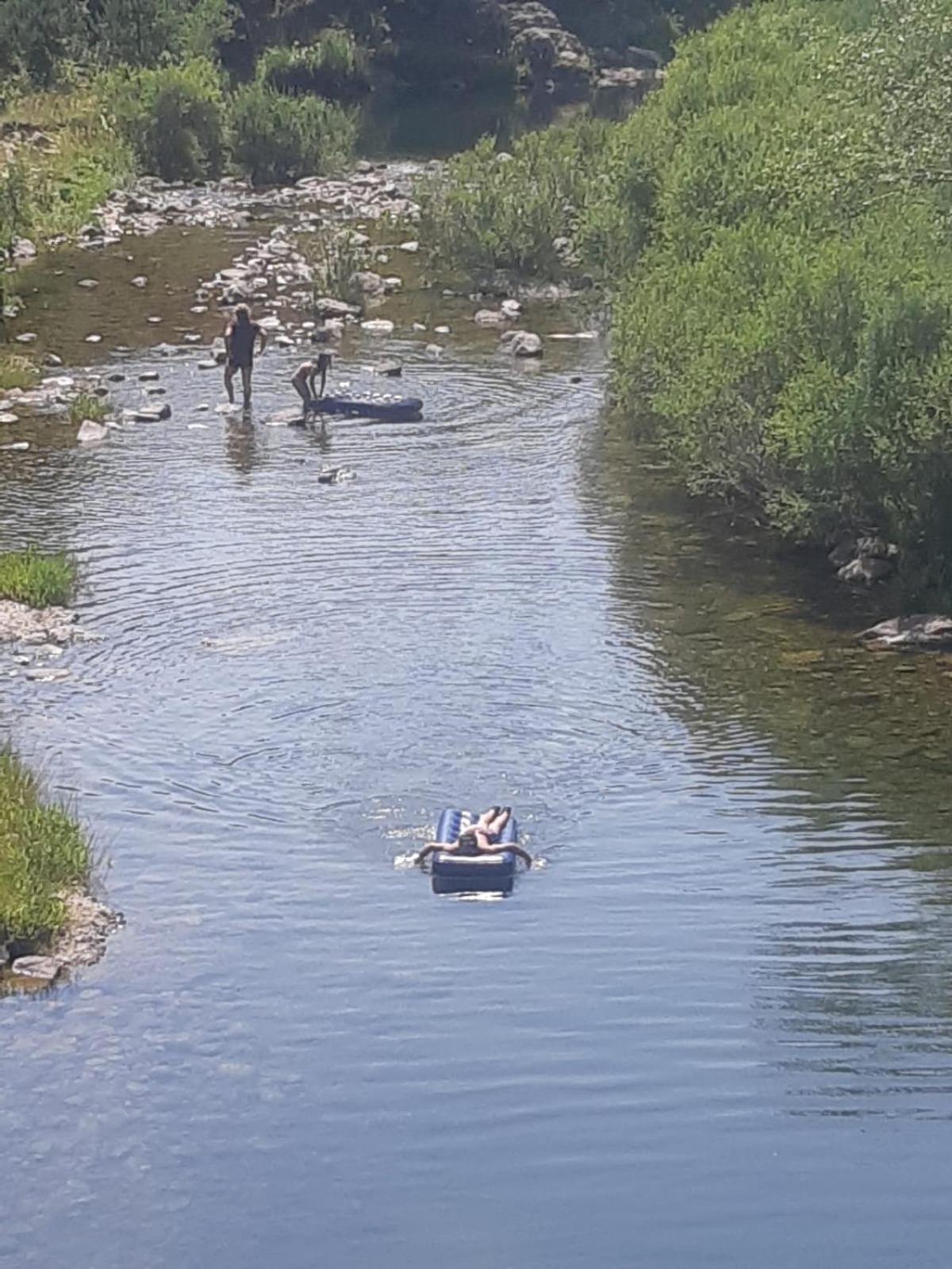 Gite en Ardèche en face de la rivière Usclades-et-Rieutord Extérieur photo